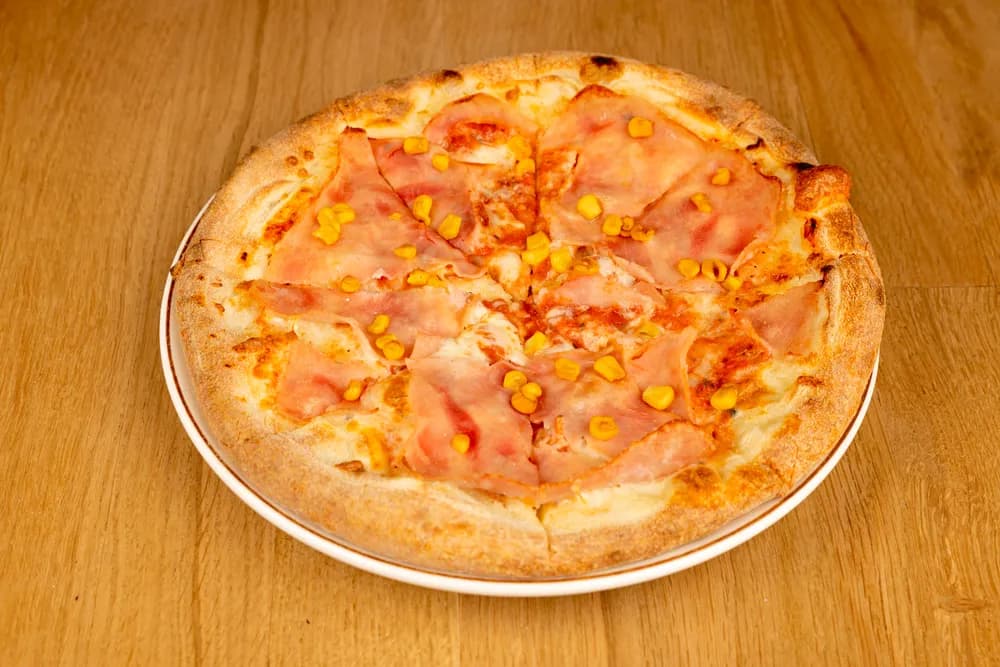 Mini pizza cu șuncă și porumb