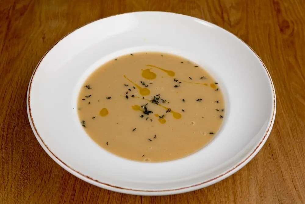 Supă cremă de rădăcinoase aromatizată cu berea casei