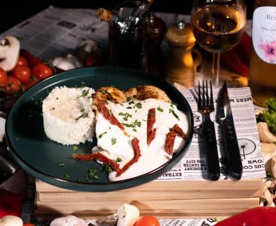 Pui in sos de branza tip Parmezan